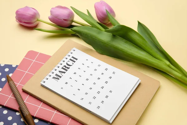 Kalendář Květinami Notebooky Barevném Pozadí Detailní Záběr — Stock fotografie