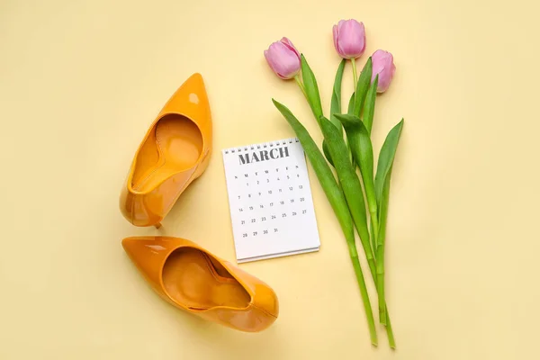 Kalender Med Skor Och Blommor Färg Bakgrund — Stockfoto