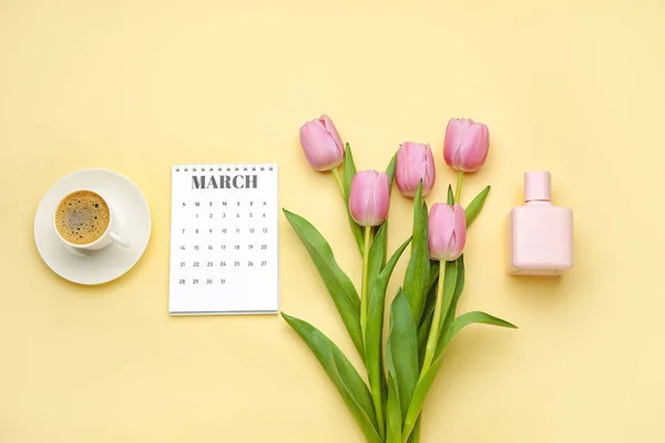 Kalender Med Kopp Kaffe Blommor Och Parfym Färg Bakgrund — Stockfoto