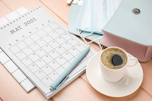 Calendario Con Tazza Caffè Borsa Maschere Mediche Sfondo Legno Colori — Foto Stock