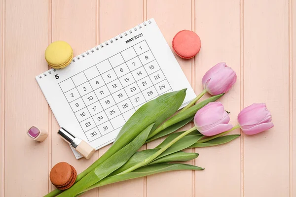 Kalender Med Makaroner Blommor Och Läppstift Färg Trä Bakgrund — Stockfoto