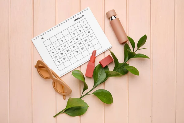 Calendario Con Accessori Femminili Sfondo Legno Colori — Foto Stock