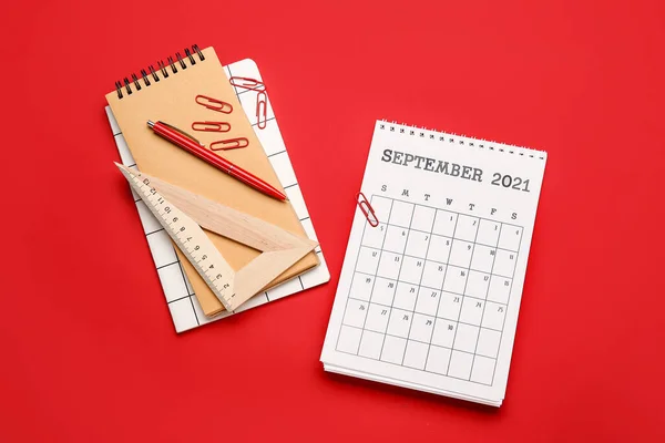 カレンダーノートと文房具の色の背景 — ストック写真