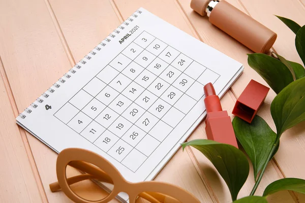 Calendario Con Accessori Femminili Sfondo Legno Colori Primo Piano — Foto Stock