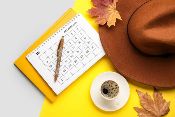 Календарь Чашкой Кофе Шляпы Ноутбука Цветном Фоне — стоковое фото