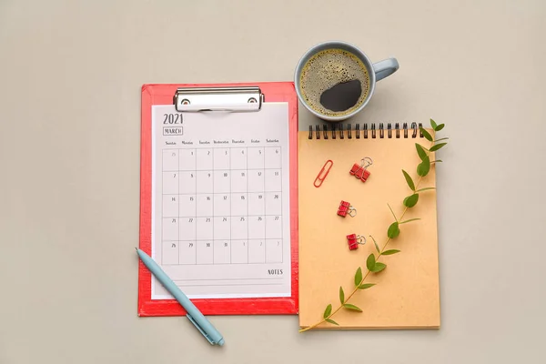 Calendario Con Taza Café Cuaderno Sobre Fondo Claro —  Fotos de Stock