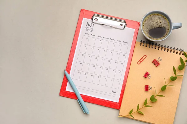 Calendario Con Taza Café Cuaderno Sobre Fondo Claro — Foto de Stock