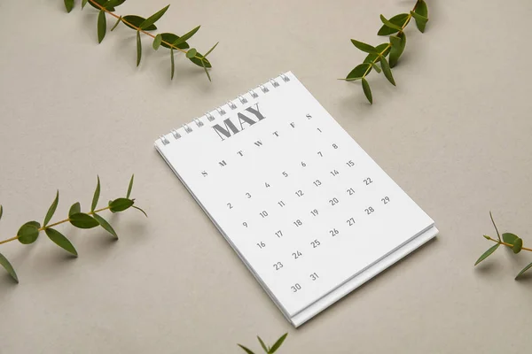 Kalender Med Gröna Grenar Ljus Bakgrund — Stockfoto