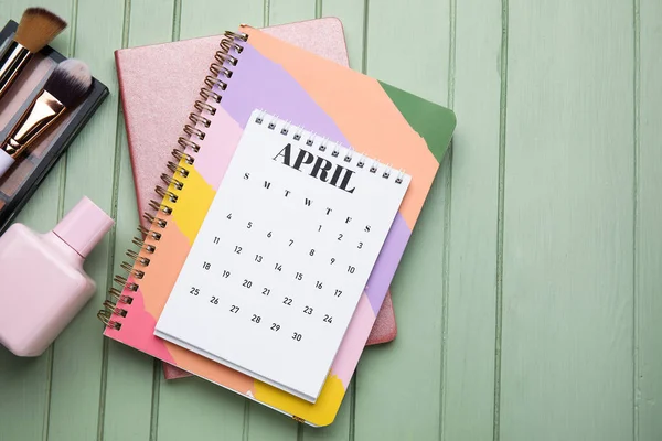 Calendario Con Cosméticos Decorativos Cuadernos Sobre Fondo Madera Color —  Fotos de Stock