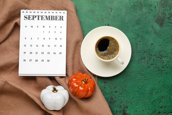 色の背景にコーヒーとカボチャのカップでカレンダー — ストック写真