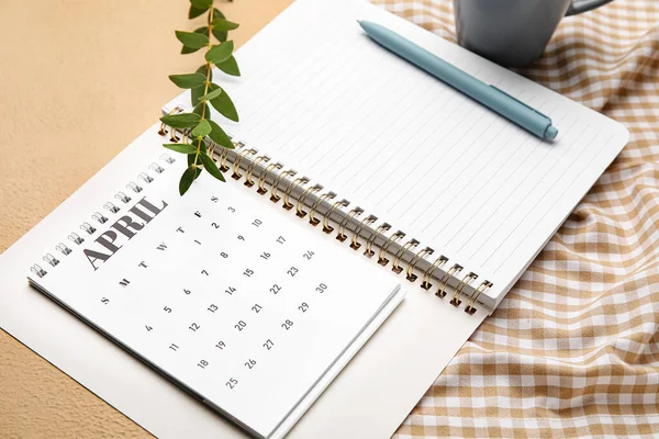 Kalender Med Anteckningsbok Färg Bakgrund Närbild — Stockfoto