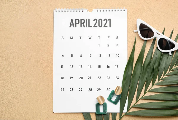 Kalender Med Kvinnliga Tillbehör Och Tropiska Blad Färg Bakgrund — Stockfoto