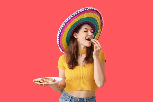 Красивая Молодая Мексиканка Аппетитной Кесадиллой Цветном Фоне — стоковое фото