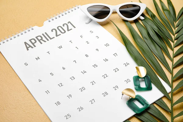 Kalender Med Kvinnliga Tillbehör Och Tropiska Blad Färg Bakgrund Närbild — Stockfoto