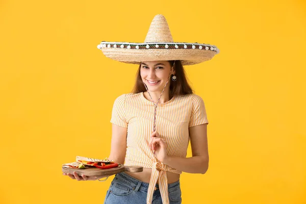 Bella Giovane Donna Messicana Con Gustosa Quesadilla Sfondo Colore — Foto Stock