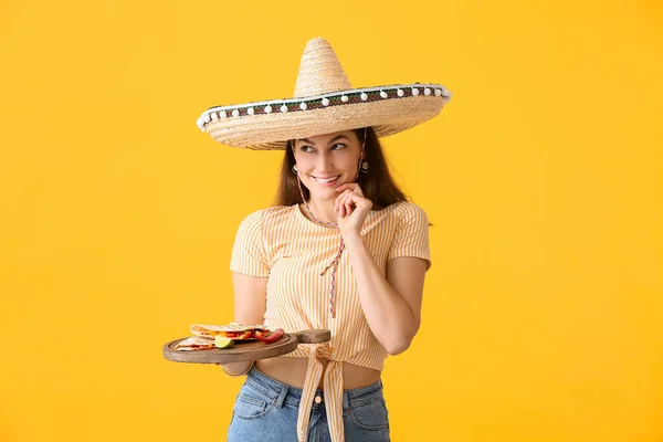 Bella Giovane Donna Messicana Con Gustosa Quesadilla Sfondo Colore — Foto Stock