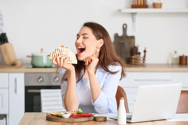 Beautiful Young Woman Laptop Eating Tasty Quesadilla Home — Stock Photo, Image