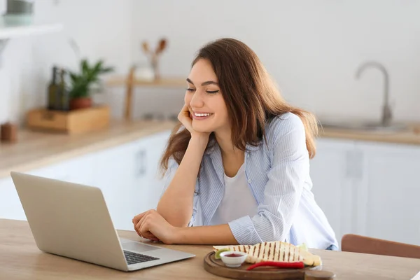 Beautiful Young Woman Laptop Eating Tasty Quesadilla Home — Stock Photo, Image