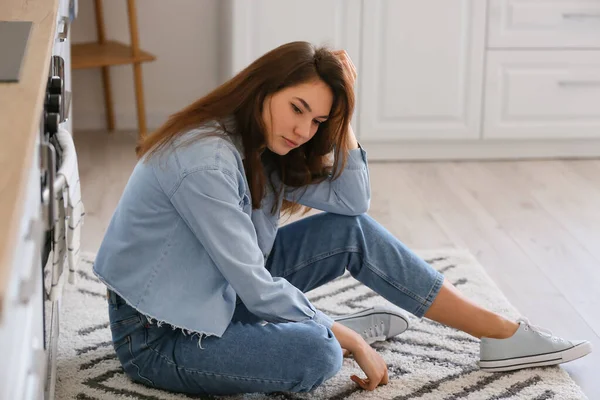 Mujer Joven Deprimida Casa — Foto de Stock