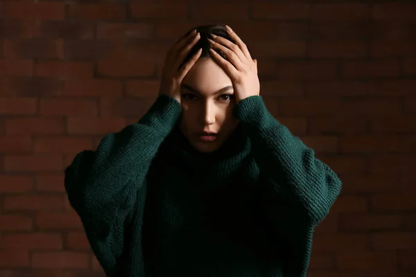 Mujer Joven Deprimida Sobre Fondo Oscuro —  Fotos de Stock