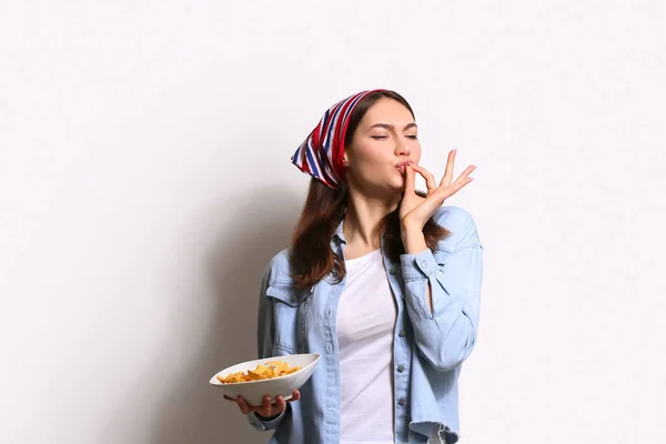 Hermosa Joven Con Sabrosos Nachos Sobre Fondo Claro — Foto de Stock