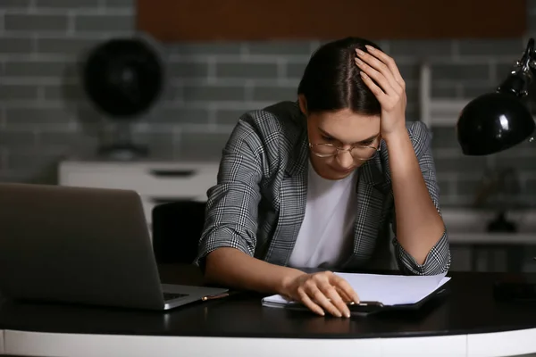 Young Depressed Businesswoman Dark Office — Stock Photo, Image