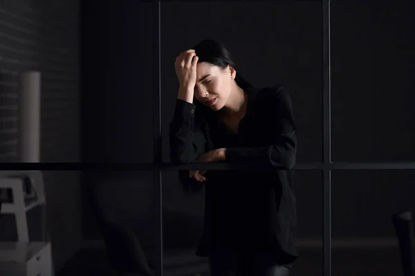 Young Depressed Businesswoman Dark Office — Stock Photo, Image