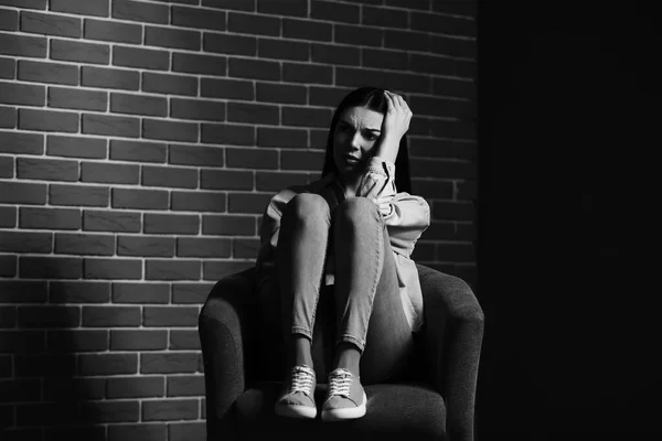 Svart Och Vitt Porträtt Deprimerad Ung Kvinna Sitter Nära Tegelvägg — Stockfoto