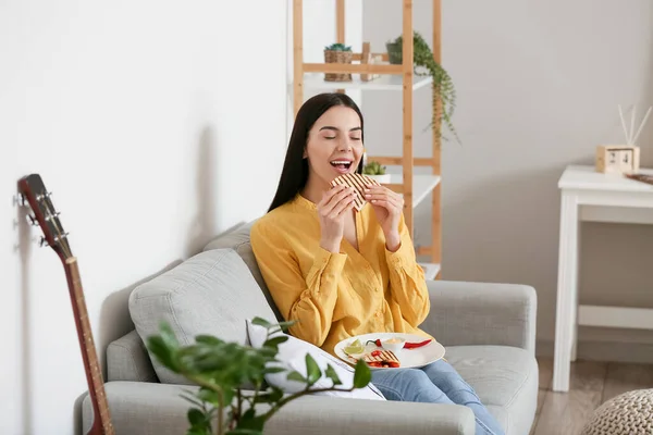 Mulher Bonita Comendo Quesadilla Saboroso Casa — Fotografia de Stock