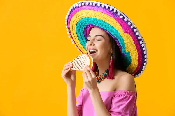 Bella Giovane Donna Messicana Con Gustosa Quesadilla Sfondo Colore — Foto Stock