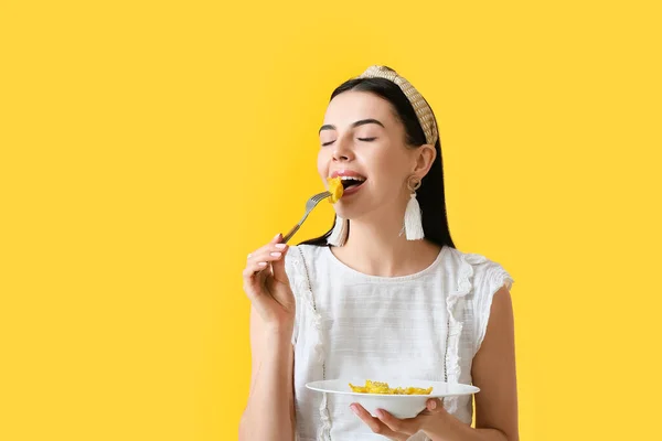 Hermosa Mujer Joven Comiendo Sabrosos Ravioles Fondo Color —  Fotos de Stock