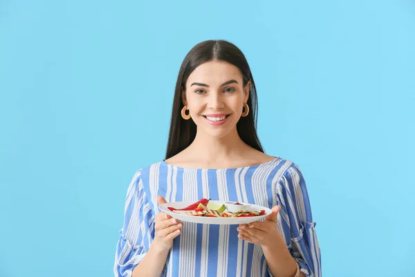 Belle Jeune Femme Avec Quesadilla Savoureux Sur Fond Couleur — Photo