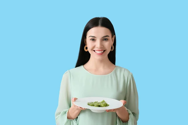 Vacker Ung Kvinna Med Välsmakande Ravioli Färg Bakgrund — Stockfoto