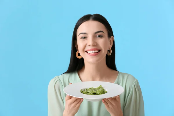 Mooie Jonge Vrouw Met Lekkere Ravioli Kleur Achtergrond — Stockfoto