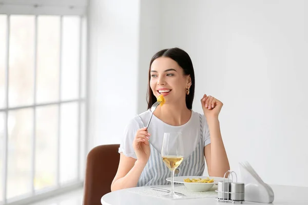Schöne Junge Frau Isst Leckere Ravioli Café — Stockfoto