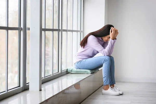 Mujer Joven Deprimida Cerca Ventana Casa —  Fotos de Stock