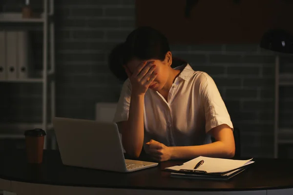 Fiatal Depressziós Üzletasszony Sötét Irodában — Stock Fotó
