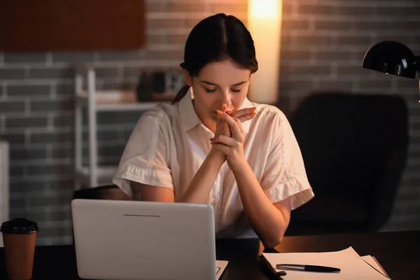 Jeune Femme Affaires Déprimée Dans Bureau Sombre — Photo