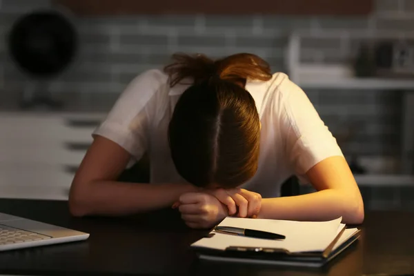 Karanlık Ofiste Depresyonda Olan Genç Bir Kadını — Stok fotoğraf
