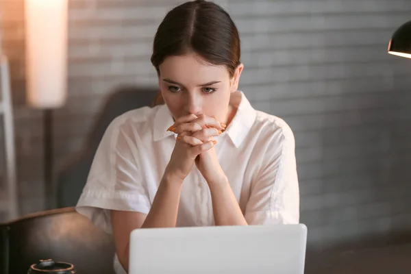 Joven Mujer Negocios Deprimida Oficina Oscura — Foto de Stock