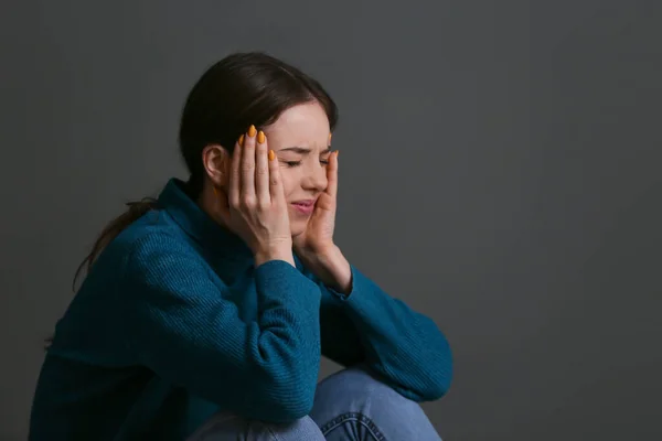 Depressive Junge Frau Auf Grauem Hintergrund — Stockfoto