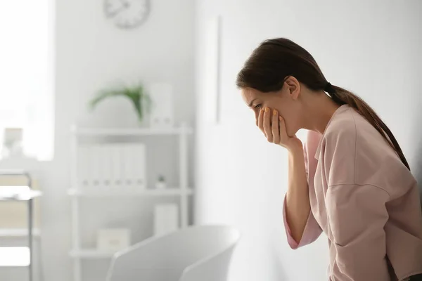 Deprimerade Unga Kvinnan Hemma — Stockfoto