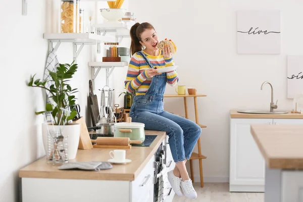 Mooie Jonge Vrouw Eten Smakelijke Quesadilla Thuis — Stockfoto