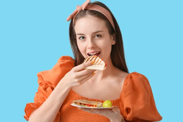 Piękna Młoda Kobieta Jedząc Smaczne Quesadilla Tle Koloru — Zdjęcie stockowe