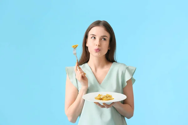 Mooie Jonge Vrouw Eten Smakelijke Ravioli Kleur Achtergrond — Stockfoto