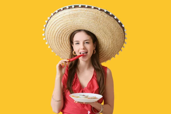 Beautiful Young Mexican Woman Tasty Quesadilla Chili Pepper Color Background — Stock Photo, Image
