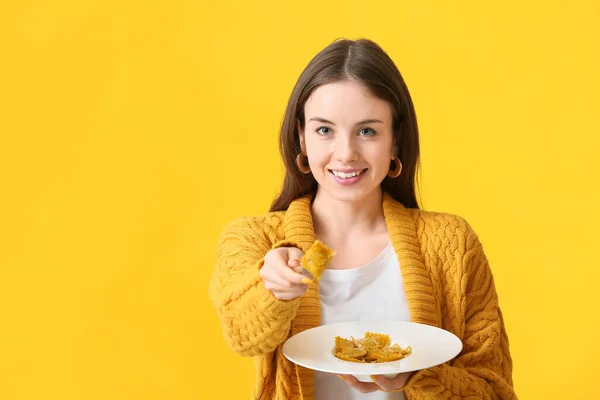 Beautiful Young Woman Eating Tasty Ravioli Color Background — Stock Photo, Image