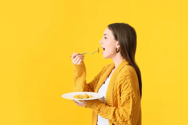 Bella Giovane Donna Mangiare Gustosi Ravioli Sfondo Colore — Foto Stock