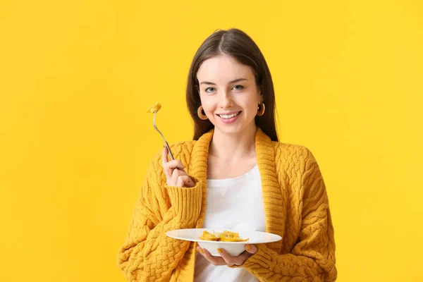 Beautiful Young Woman Eating Tasty Ravioli Color Background — Stock Photo, Image