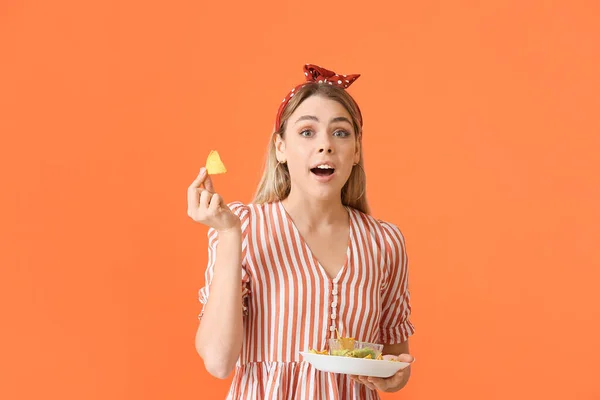 Surprised Young Woman Tasty Nachos Color Background — Stock Photo, Image